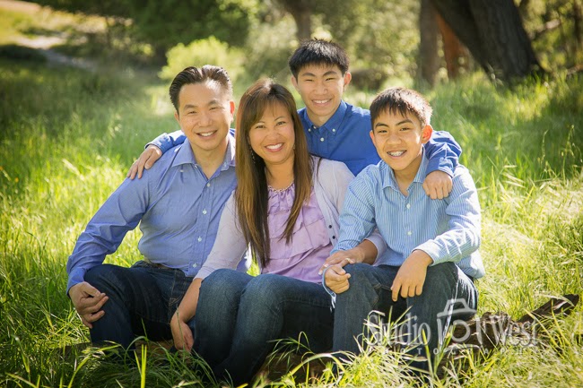 Outdoor Family Portrait - Studio 101 West Photography family portrait - location family portrait - Studio 101 West Photography