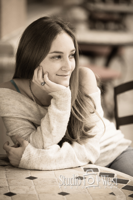 girl senior portrait at cafe atascadero senior yearbook portraits